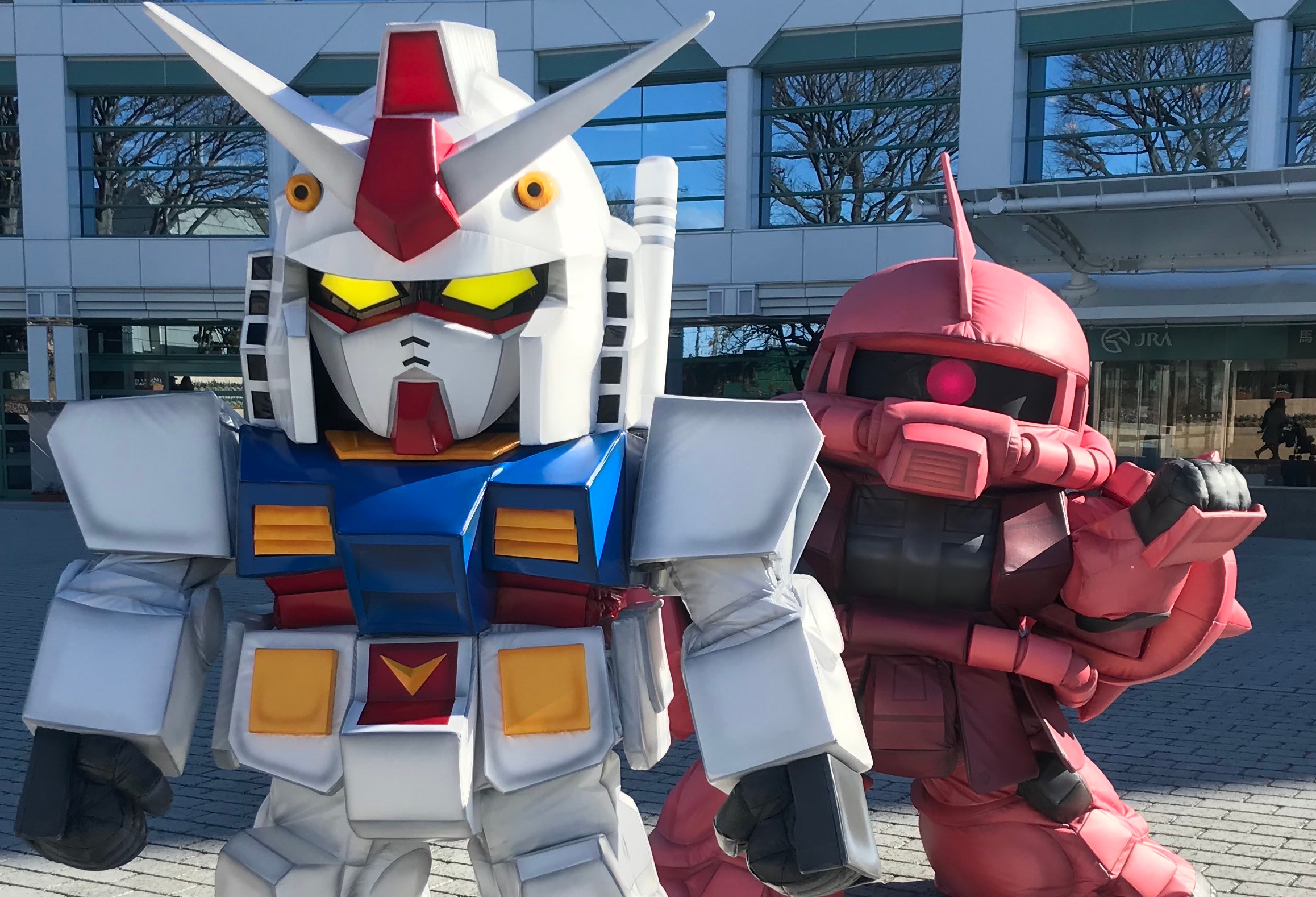 ガンダムとシャアザクが登場