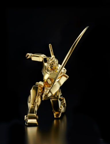 日本の工芸技術で再発見するアニメの世界 第1弾はガンダム純金像