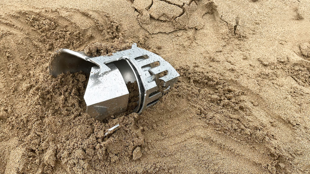 キン肉マン 鳥取砂丘で鋼鉄製のロビンマスクが見つかる アニメージュプラス アニメ 声優 特撮 漫画のニュース発信