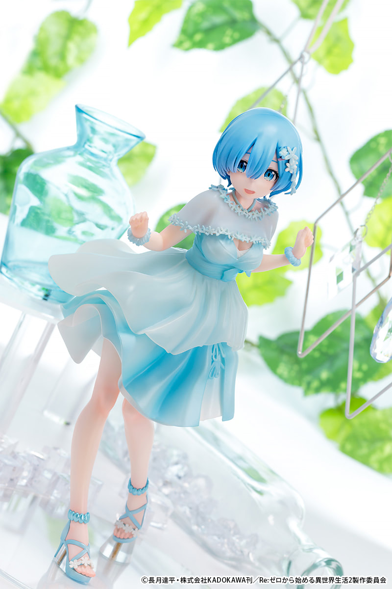Re：ゼロ』淡いブルーのドレスを纏い微笑むレムが愛らしい
