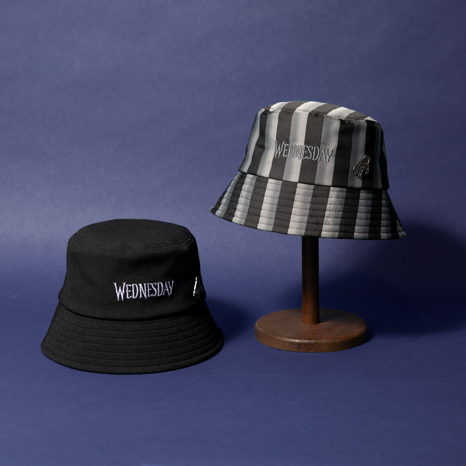 ウェンズデー×CA4LA 限定バケハ ウェンズデー×CA4LA】作品世界そのままのダークテイストなアイテムに