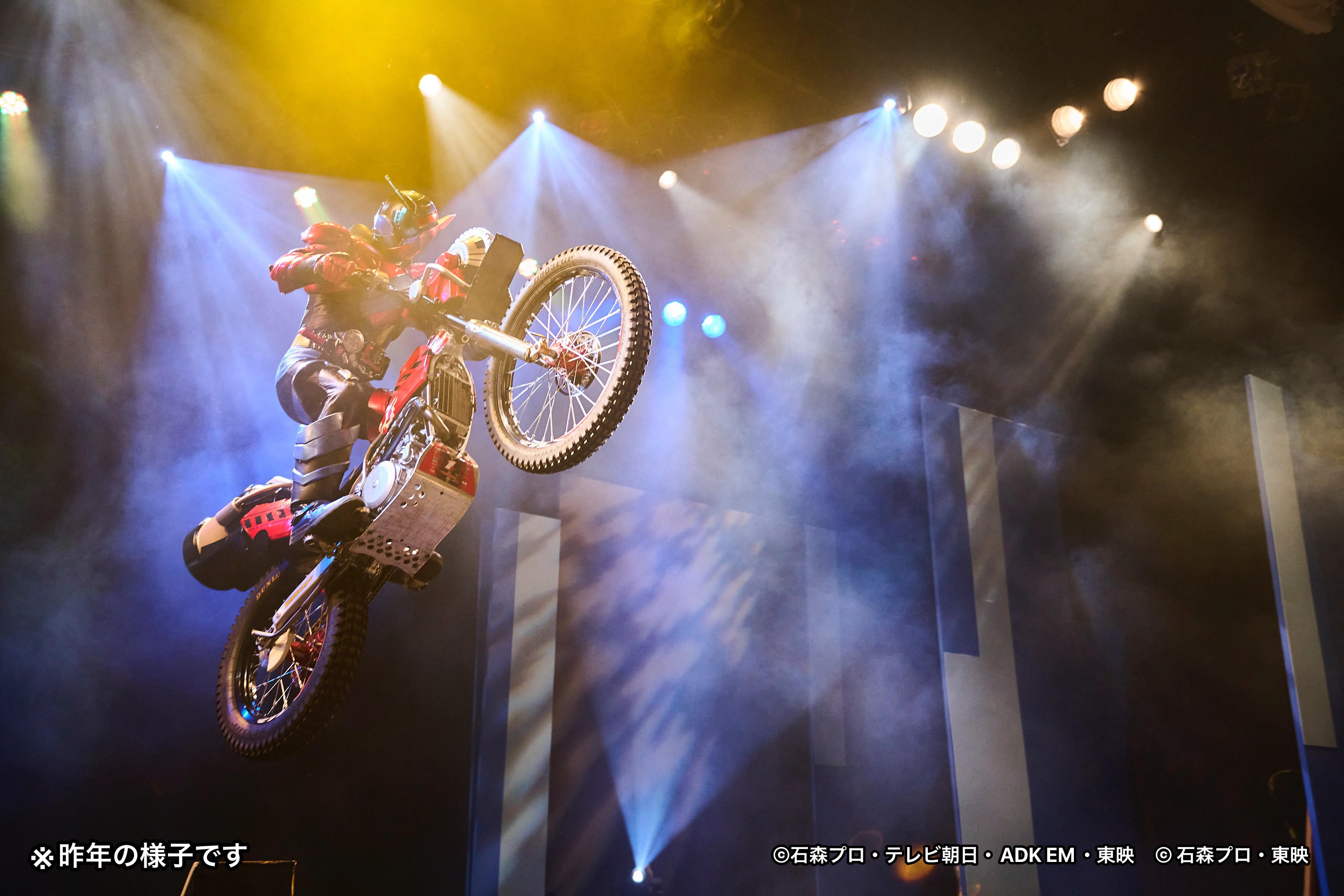 バイクが跳ぶ！ 「仮面ライダー大集合バトル」今年も太秦映画村で 