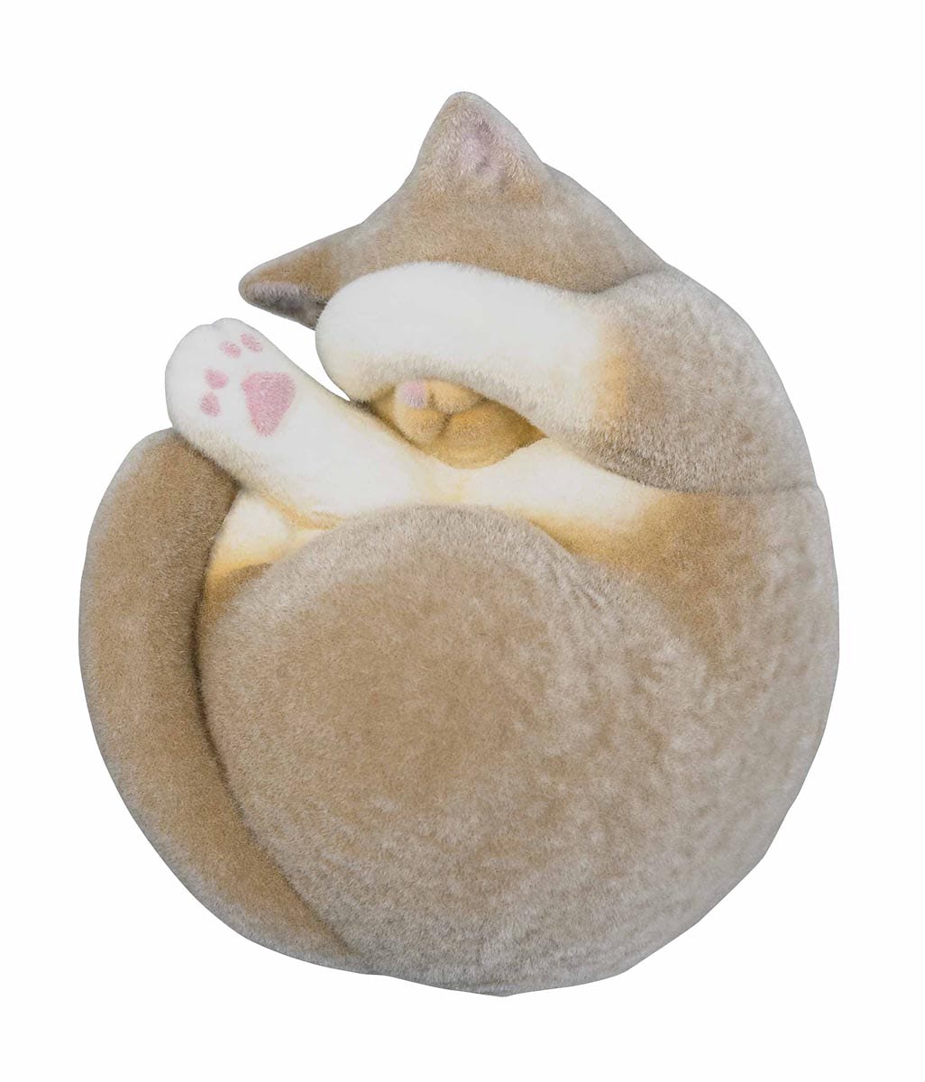 丸まったにゃんこが顔を隠すポーズがかわいい「まぶしいにゃん
