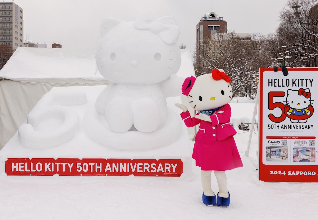 ハローキティ50周年】雪像も登場・2024さっぽろ雪まつりにキティちゃん