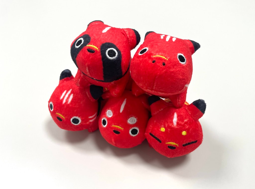 犬・猫、狐・狸みんな友だち！赤くて丸い「赤べこフレンズ