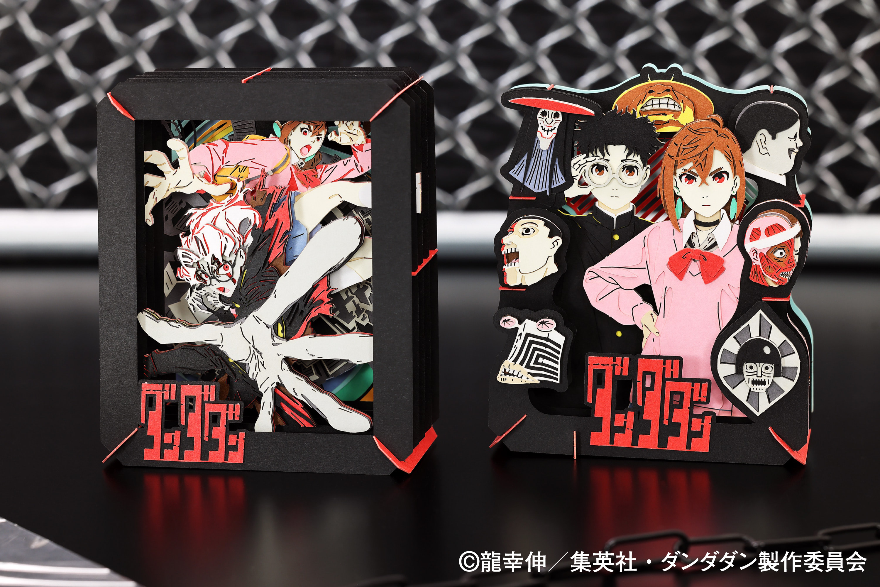 ダンダダン】飛び出しそう！ モモ＆オカルンがペーパーシアターに