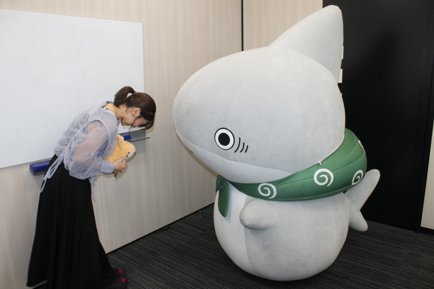 おでかけ子ザメ】子ザメちゃんが編集部におでかけしにきた