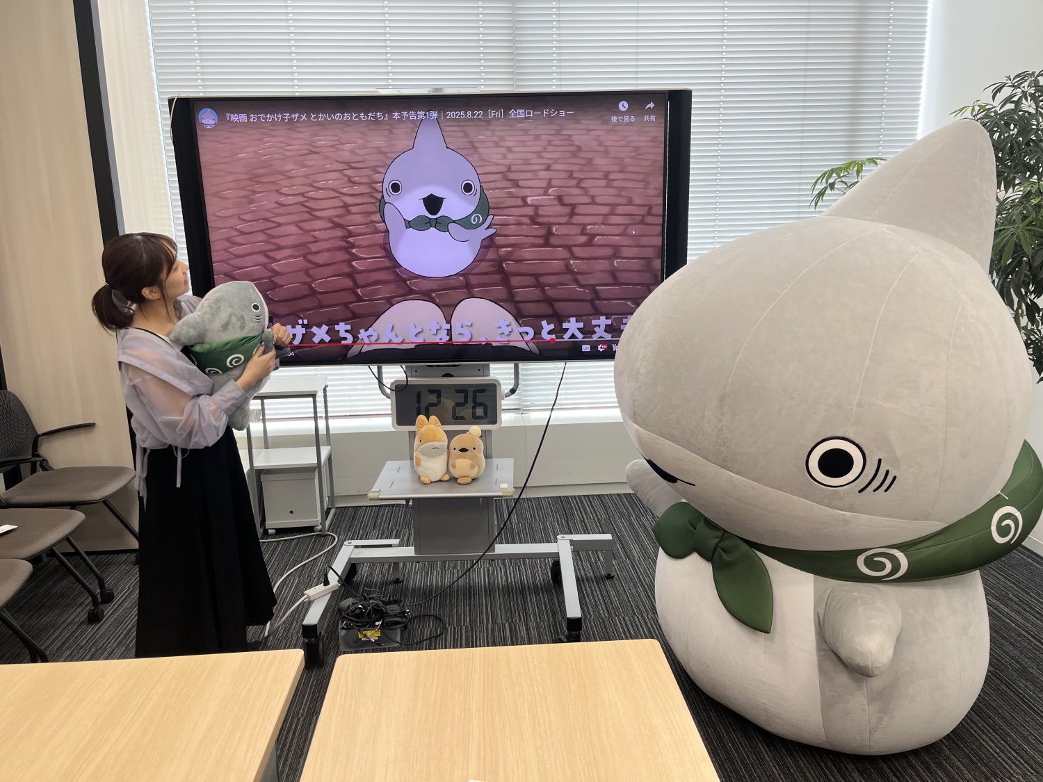 おでかけ子ザメ】子ザメちゃんが編集部におでかけしにきた