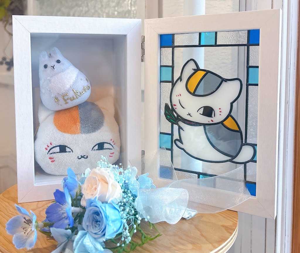 夏目友人帳】ニャンコ先生が輝くステンドグラスに！ 「グラスアート