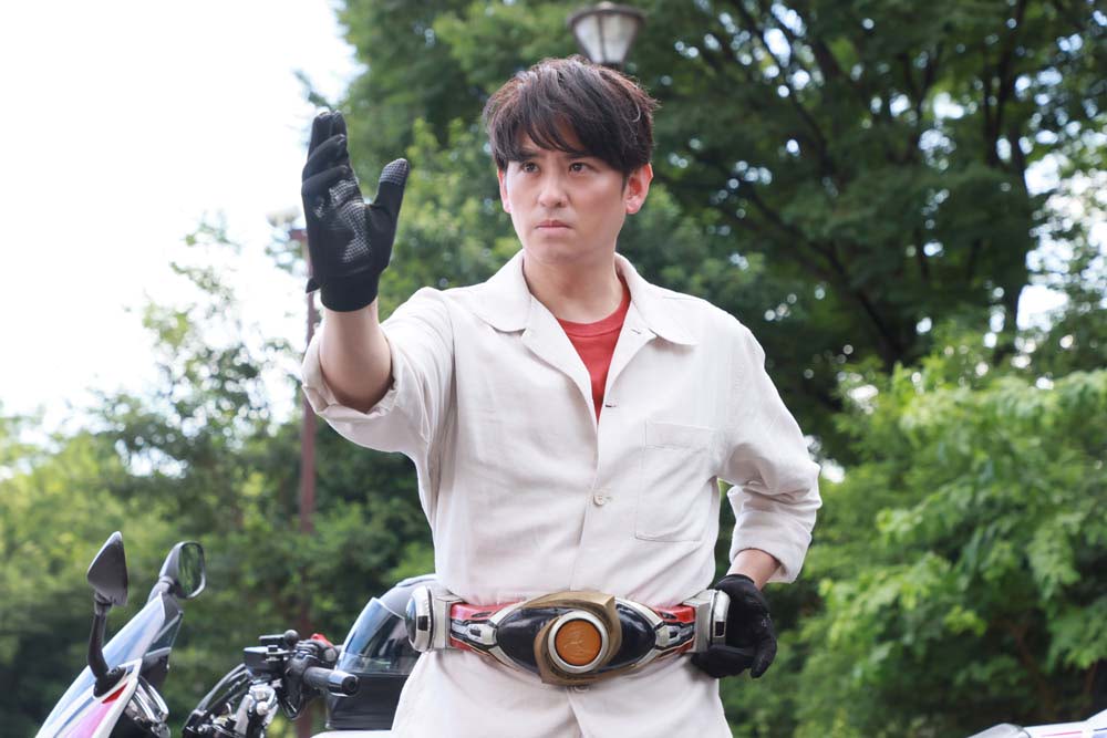 アギト超能力戦争　仮面ライダーアギト　津上翔一　着用モデル　ジャケット＆シャツ アギトー超能力戦争ー】津上翔一がアギトに変身する劇中カット公開