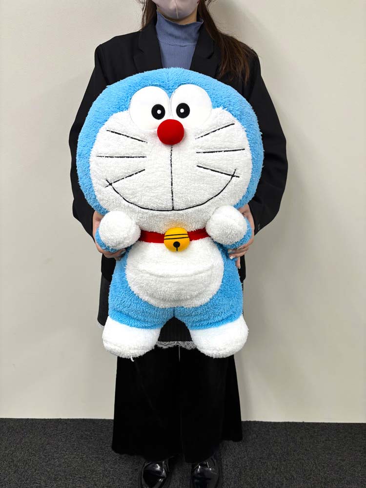 ドラえもん】超BIGぬいぐるみのポーズがかわいい！ | アニメージュ